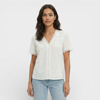 Lucía | Blusa Blanca Textura Escote Pico