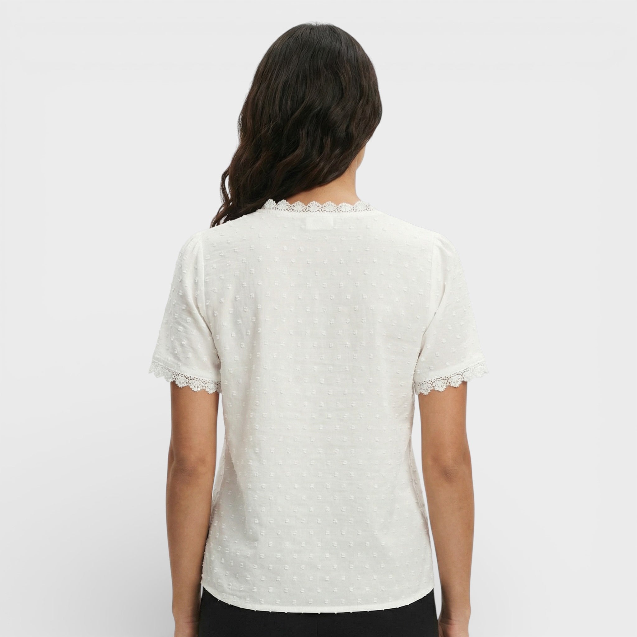 Lucía | Blusa Blanca Textura Escote Pico